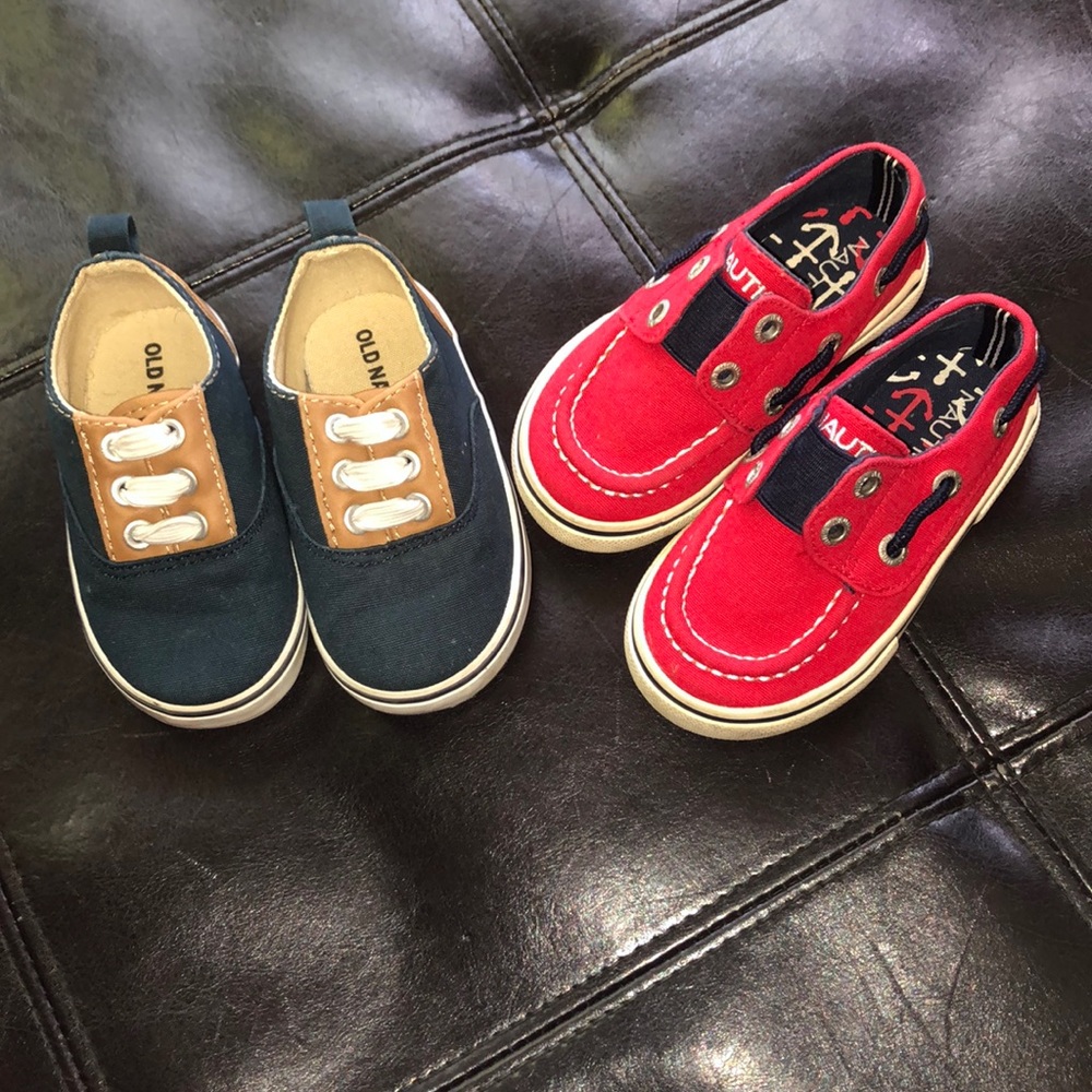 2 pairs of baby shoes
